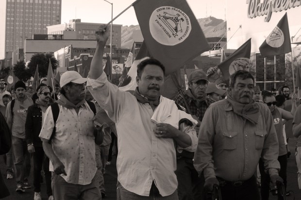 Trabajadores agrícolas fronterizos marchan en El Paso, Texas, en demanda de justicia y dignidad, el 31 de marzo del 2014. Foto de Dante Vázquez Marentes