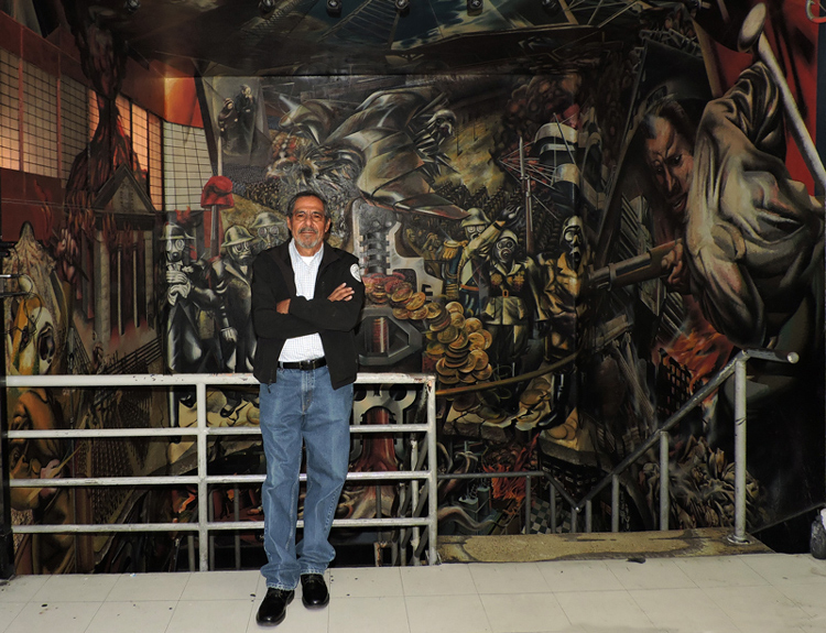 6-carlos-espaldas-al-mural-750